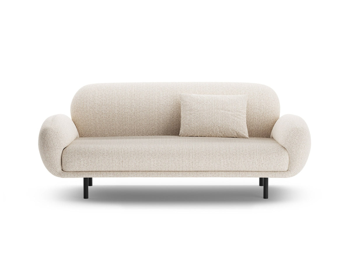 Weisses 2er Sofa Poppy von Micadoni mit rundlicher Silhouette, Bouclé-Stoff Baloo und schwarzen Stahlbeinen vor neutralem Hintergrund.