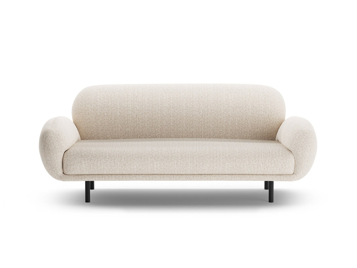 Weisses 2er Sofa Poppy von Micadoni mit rundlicher Silhouette, Bouclé-Stoff Baloo und schwarzen Stahlbeinen vor neutralem Hintergrund.