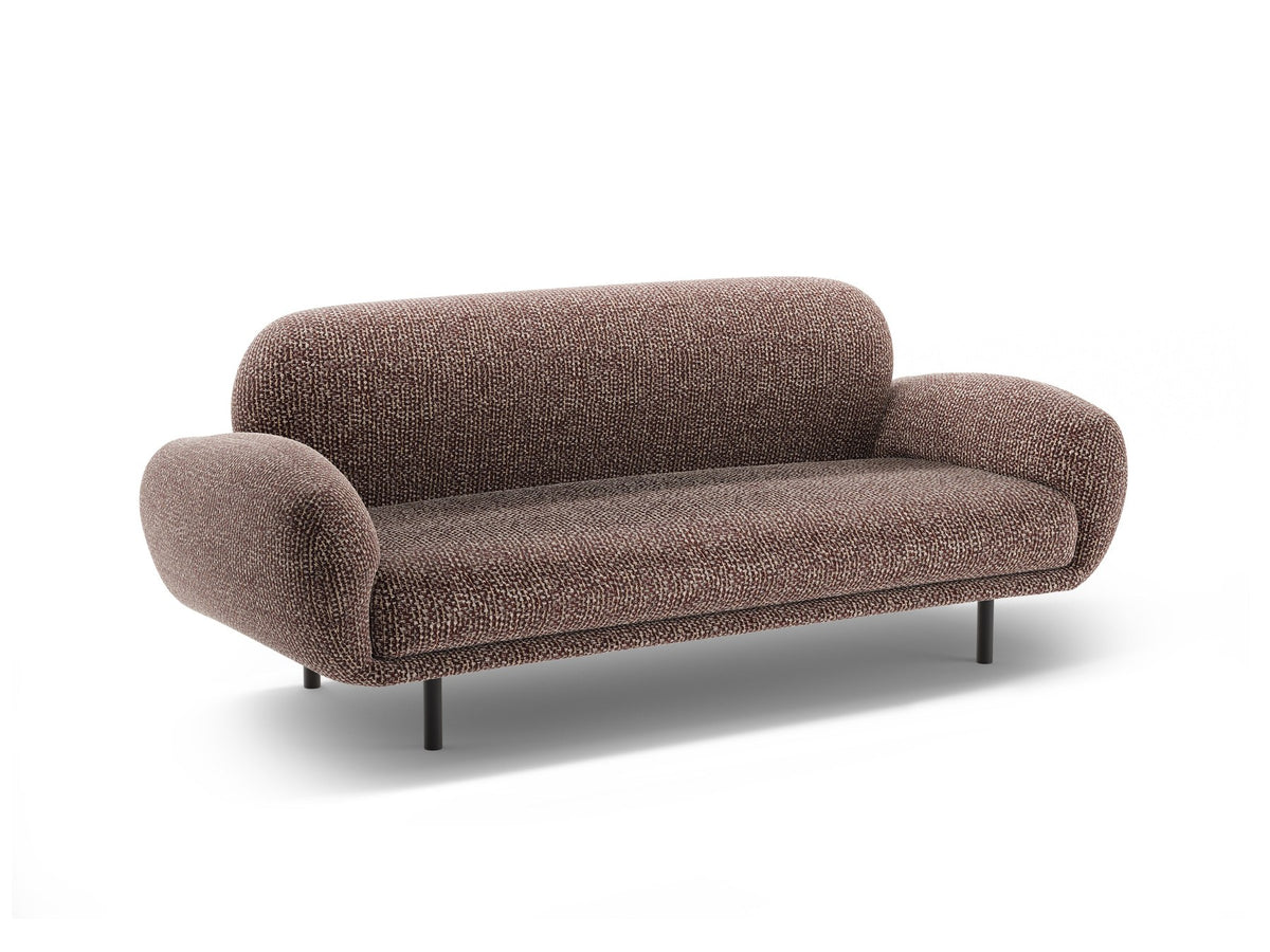 Weisses 2er Sofa Poppy von Micadoni mit rundlicher Silhouette, Bouclé-Stoff Baloo und schwarzen Stahlbeinen vor neutralem Hintergrund.