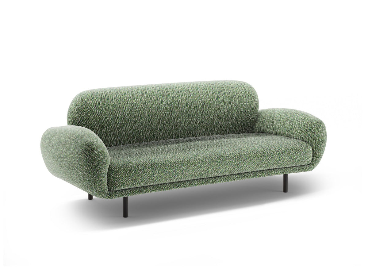 Weisses 2er Sofa Poppy von Micadoni mit rundlicher Silhouette, Bouclé-Stoff Baloo und schwarzen Stahlbeinen vor neutralem Hintergrund.