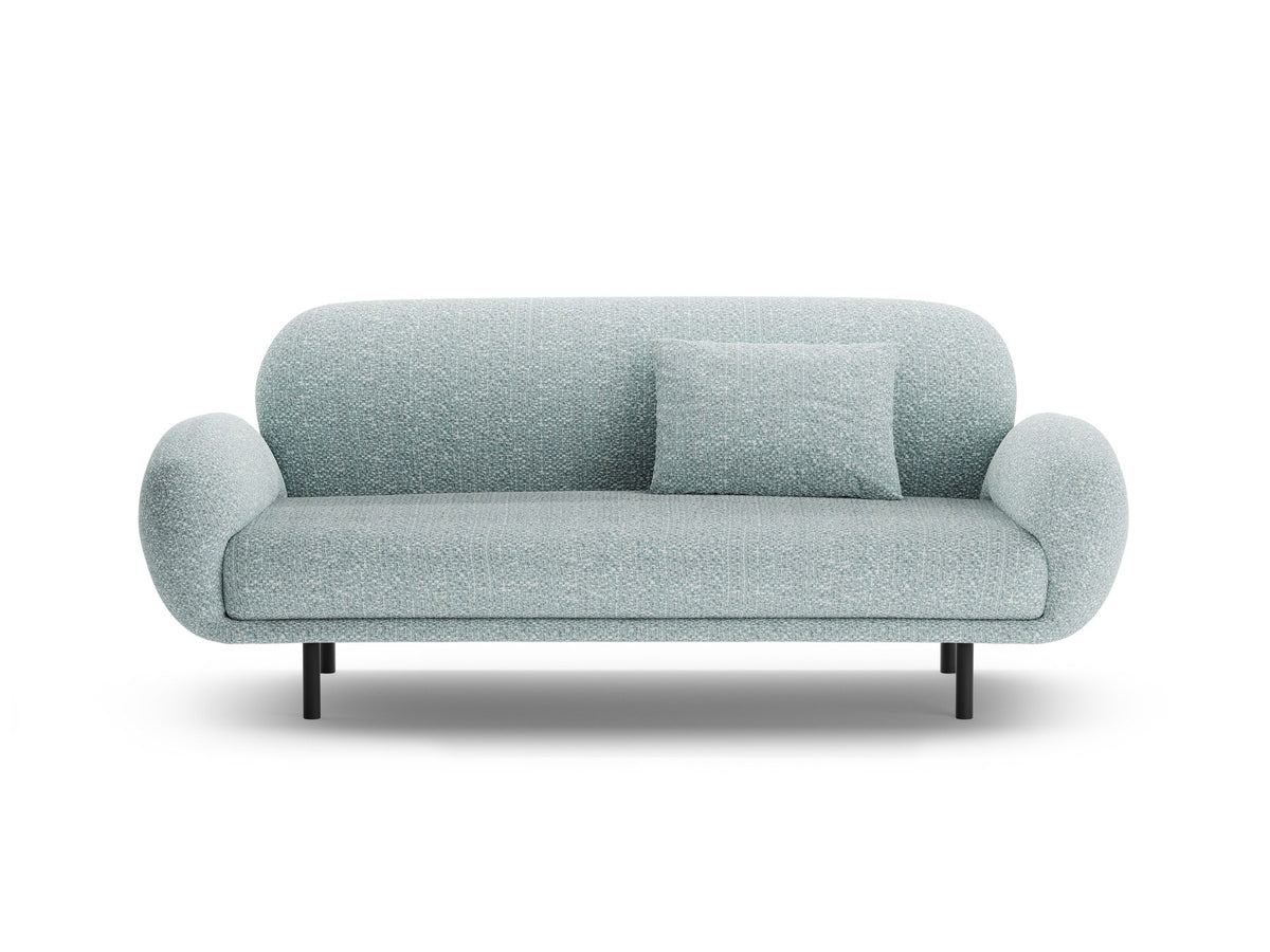 Weisses 2er Sofa Poppy von Micadoni mit rundlicher Silhouette, Bouclé-Stoff Baloo und schwarzen Stahlbeinen vor neutralem Hintergrund.
