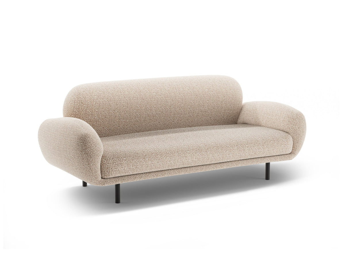 Weisses 2er Sofa Poppy von Micadoni mit rundlicher Silhouette, Bouclé-Stoff Baloo und schwarzen Stahlbeinen vor neutralem Hintergrund.
