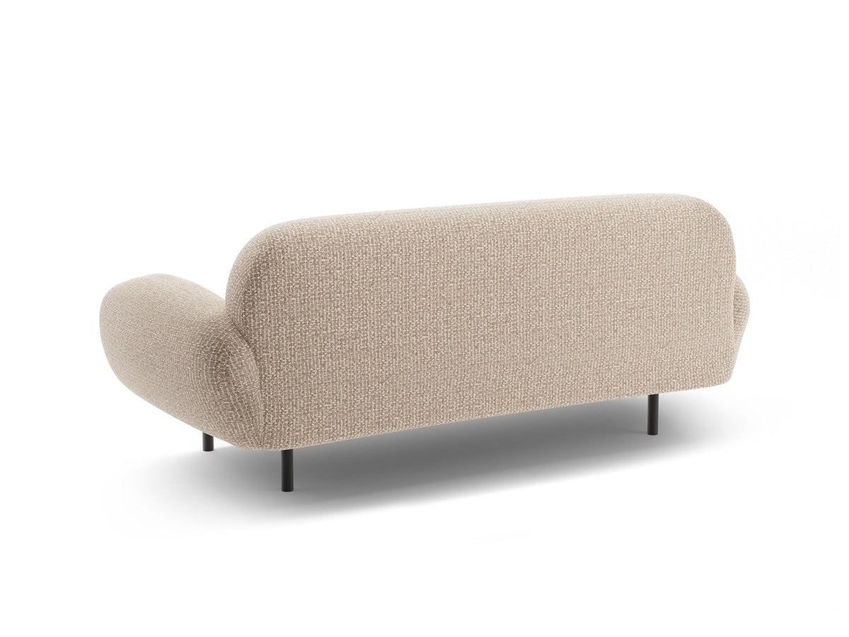 Weisses 2er Sofa Poppy von Micadoni mit rundlicher Silhouette, Bouclé-Stoff Baloo und schwarzen Stahlbeinen vor neutralem Hintergrund.