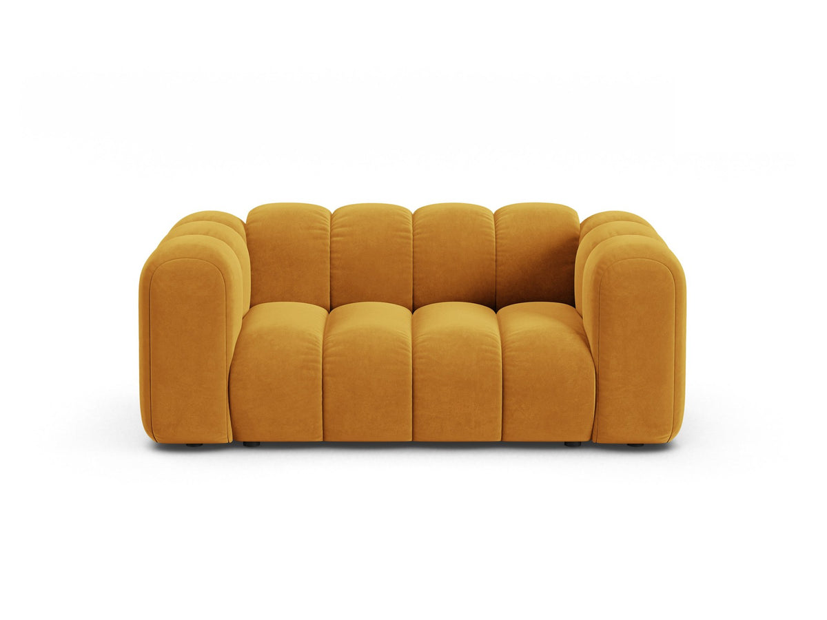 Produktfoto des Lupine Modularen 2er Sofas von Micadoni in leichtem Beige mit Venus-Samtstoff und schwarzen Kunststoffbeinen.