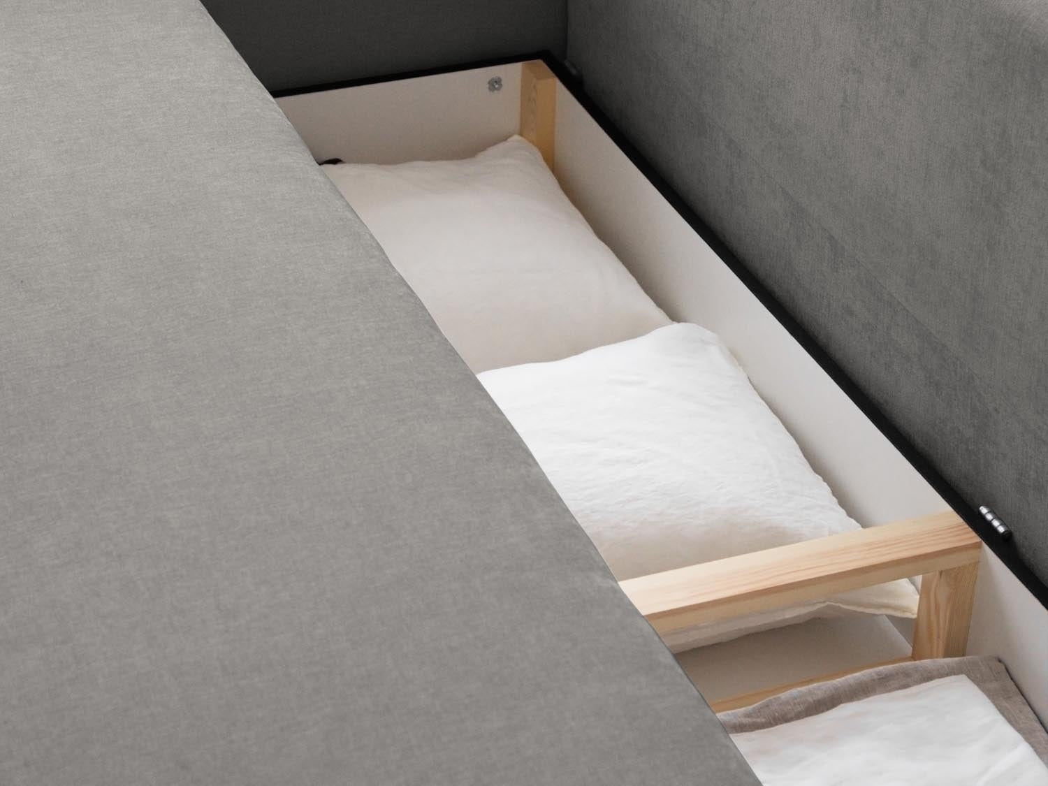 Stylisches 3-Sitzer Sofa Elen von Micadoni, kombiniert Komfort mit praktischer Schlaffunktion und cleverem Stauraum für Ihr Zuhause.