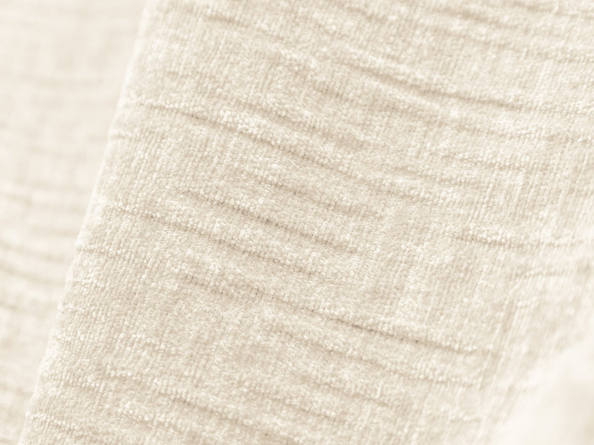 3-Sitzer Sofa Kaelle von Micadoni in leichtem Beige mit Chenille-Bezug, Bettkasten und schwarzen Kunststoffbeinen, Frontalansicht.