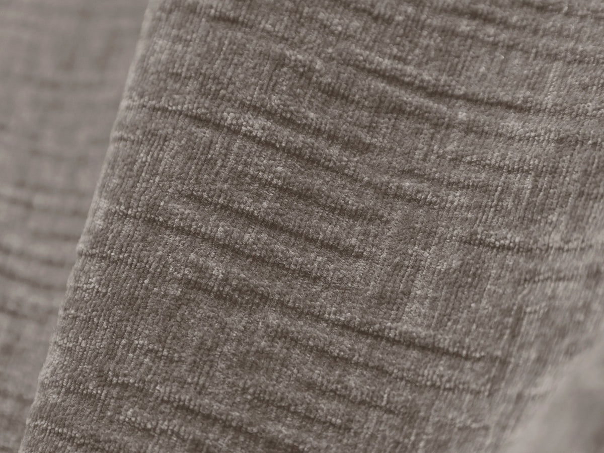 3-Sitzer Sofa Kaelle von Micadoni in leichtem Beige mit Chenille-Bezug, Bettkasten und schwarzen Kunststoffbeinen, Frontalansicht.