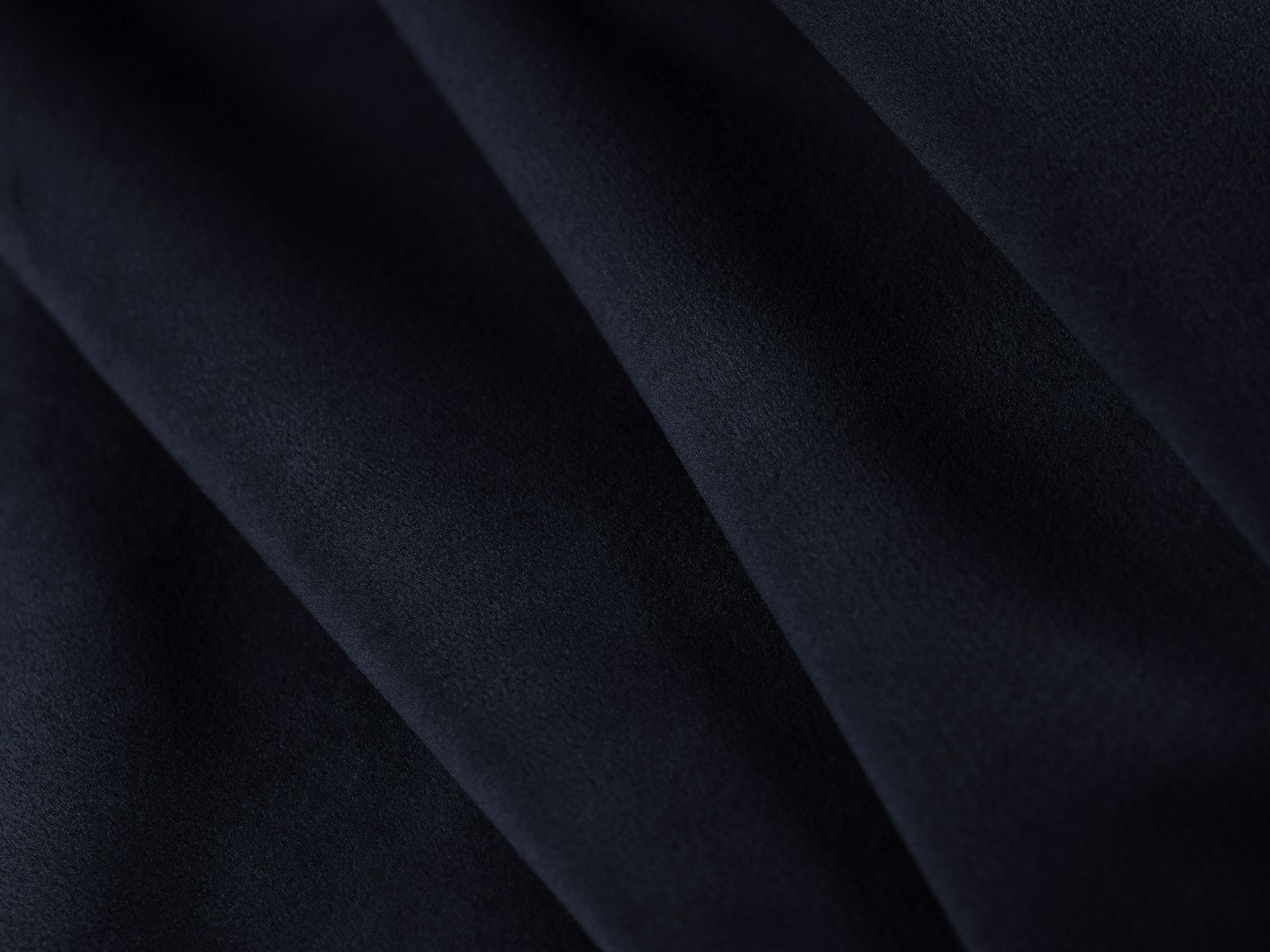 Stylisches 3-Sitzer Bettsofa Bemy in Royalblau, kombiniert Komfort mit praktischer Schlaffunktion und integriertem Stauraum.