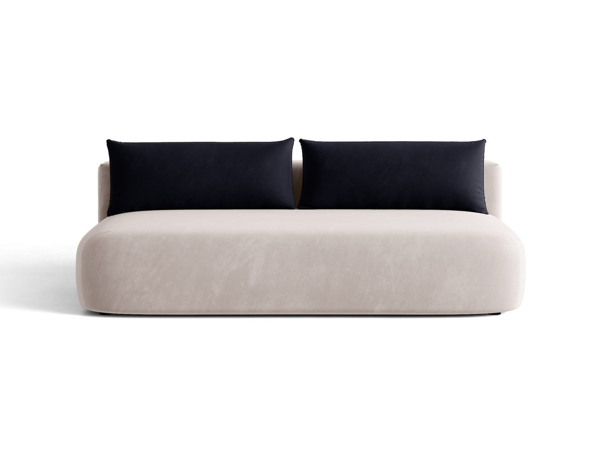 Beiges 3er Sofa Hena von Micadoni mit Chenille-Stoff, abgerundeter Form ohne Armlehnen, Kunststoffbeinen und sichtbarem Bettkasten.