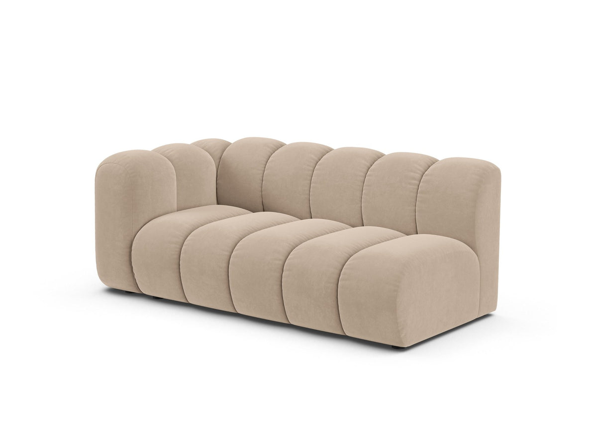 Beiger Dreisitzer Lupine von Micadoni mit Venus-Samtstoff, schwarzen Kunststoffbeinen und modularem Design, Frontalansicht.