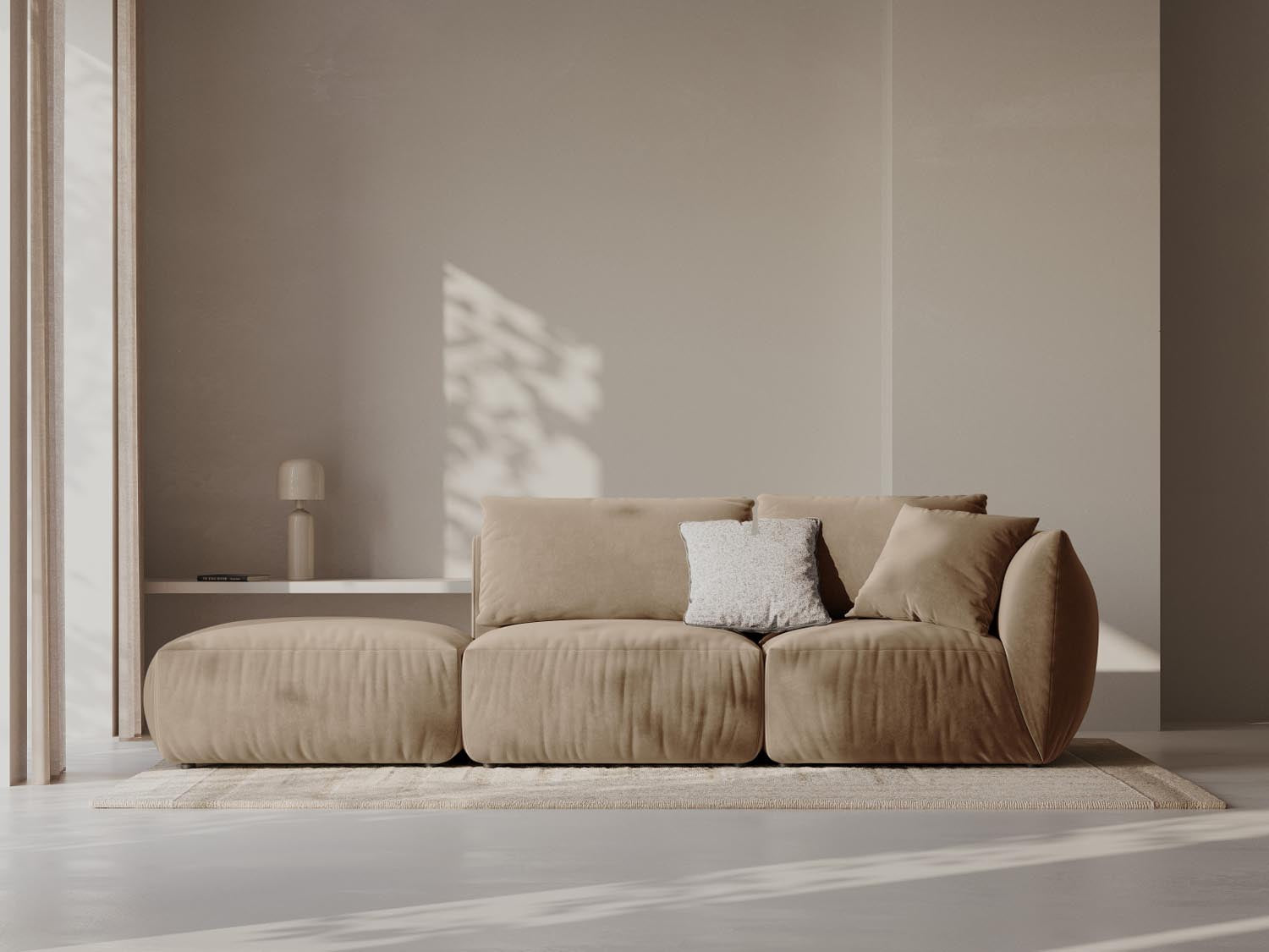 Elegantes Chris Velour 3-Sitzer Sofa in Sand-Casino, linksseitig, ideal für stilvolle Wohnräume, erhältlich bei KAQTU Design AG.