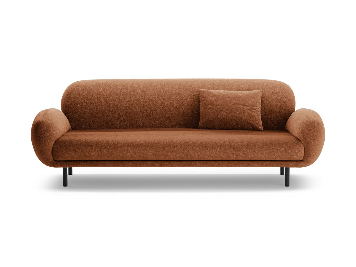 Weisses 3er Sofa Poppy von Micadoni mit strukturiertem Bouclé-Stoff, abgerundeter Silhouette und schlanken schwarzen Metallbeinen.