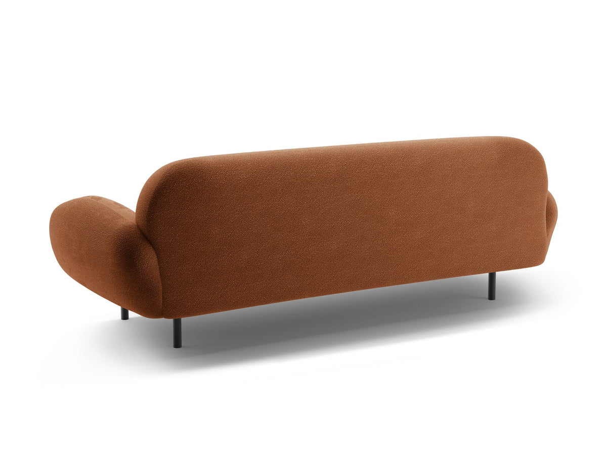 Weisses 3er Sofa Poppy von Micadoni mit strukturiertem Bouclé-Stoff, abgerundeter Silhouette und schlanken schwarzen Metallbeinen.