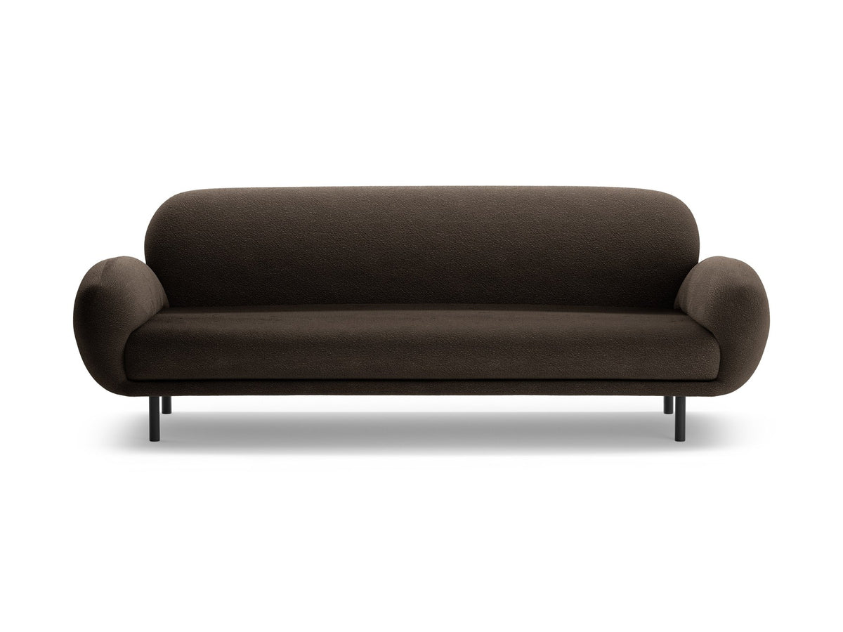 Weisses 3er Sofa Poppy von Micadoni mit strukturiertem Bouclé-Stoff, abgerundeter Silhouette und schlanken schwarzen Metallbeinen.