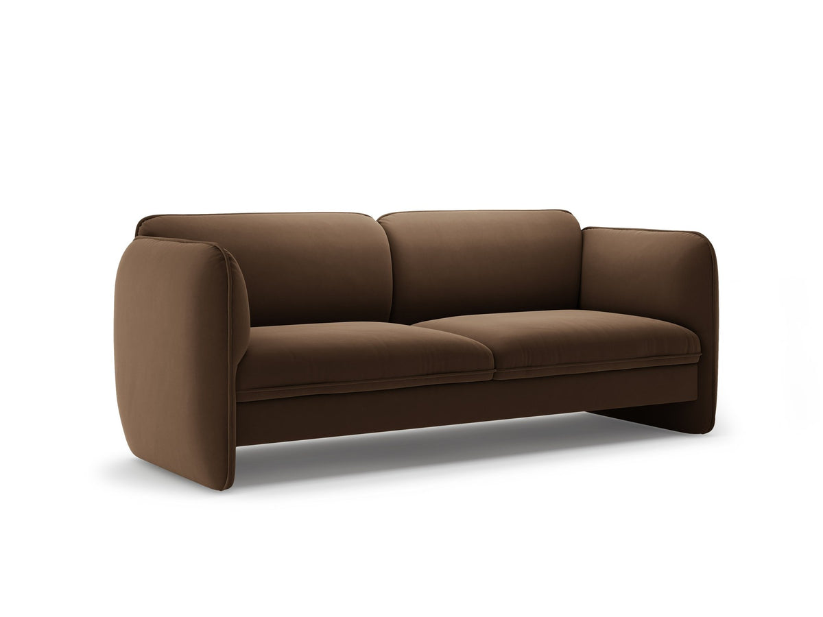 Kobaltblaues 3er Sofa Georgia von Micadoni mit Samtvelours-Bezug, schwarzen Kunststoffbeinen und gepolsterten Armlehnen als Sitzfläche.