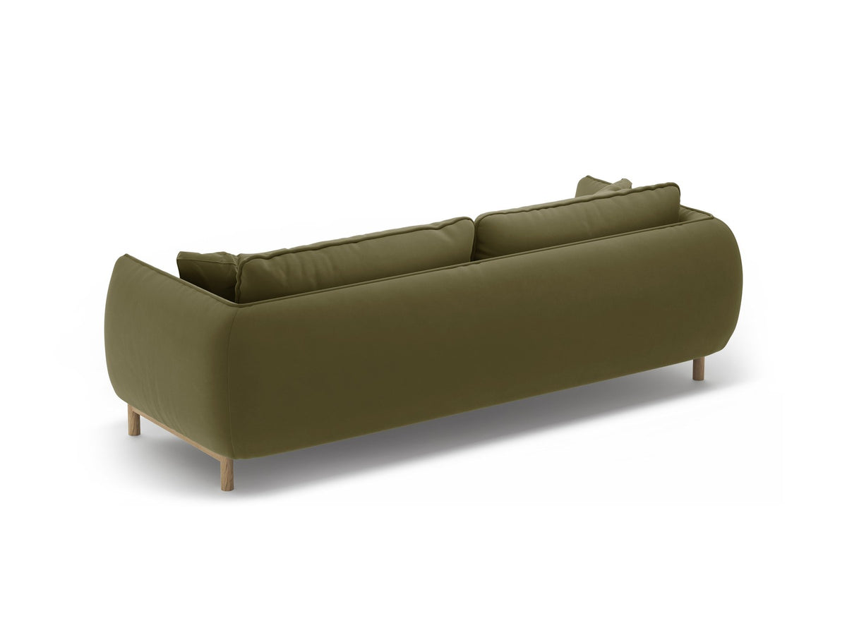 Dreisitzer-Sofa Ada von Micadoni mit geschwungener Form, Casino-Velours-Bezug in Mandel Beige und Buchenholzbeinen.