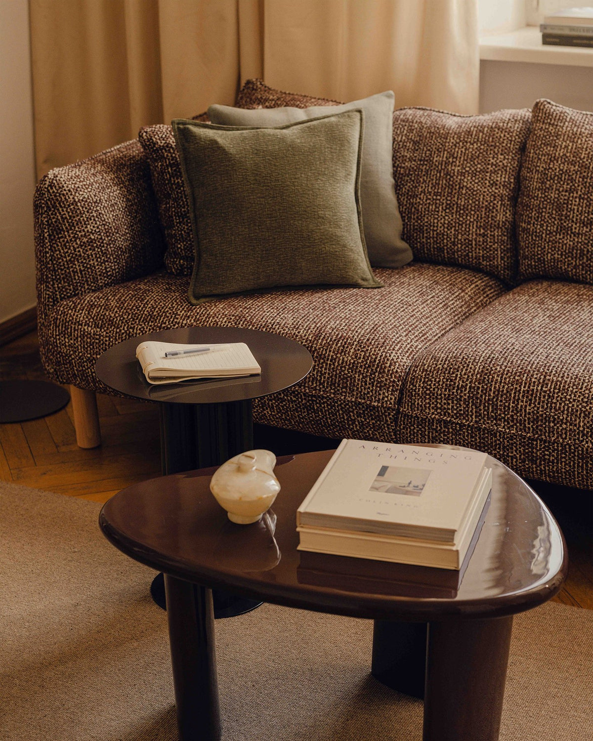 Dreisitzer-Sofa Ada von Micadoni mit geschwungener Form, Casino-Velours-Bezug in Mandel Beige und Buchenholzbeinen.