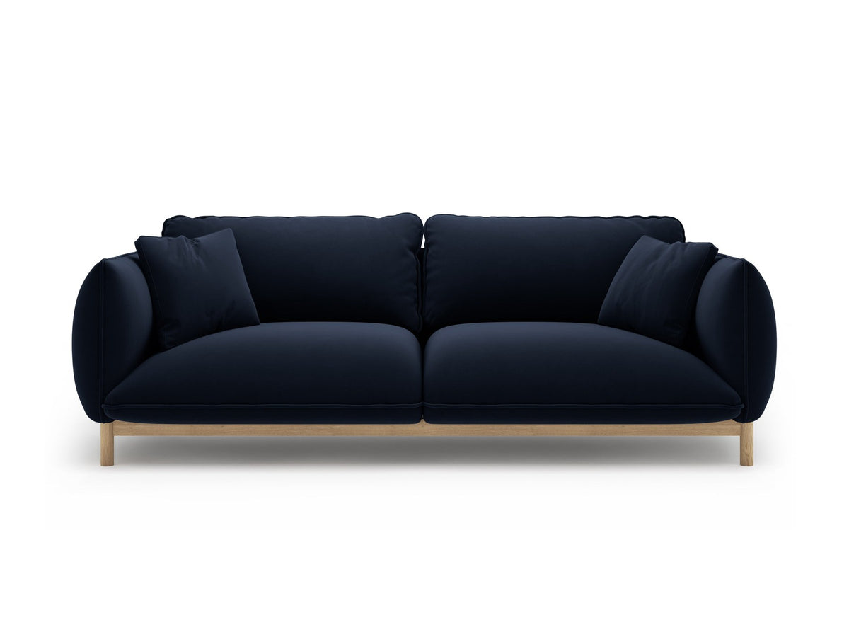 Dreisitzer-Sofa Ada von Micadoni mit geschwungener Form, Casino-Velours-Bezug in Mandel Beige und Buchenholzbeinen.