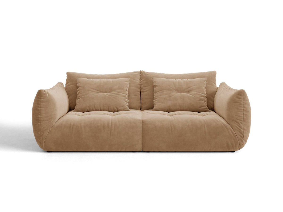 Beige gepolstertes 3er Sofa Bloom von Micadoni mit Veloursstoff Casino Pearl, schwarzen Kunststoffbeinen und grossen Rückenkissen.