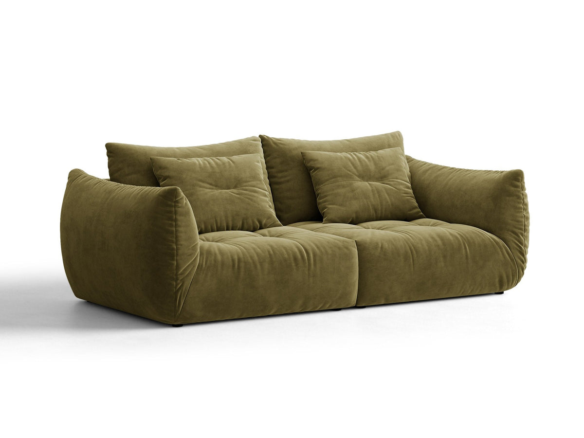 Beige gepolstertes 3er Sofa Bloom von Micadoni mit Veloursstoff Casino Pearl, schwarzen Kunststoffbeinen und grossen Rückenkissen.