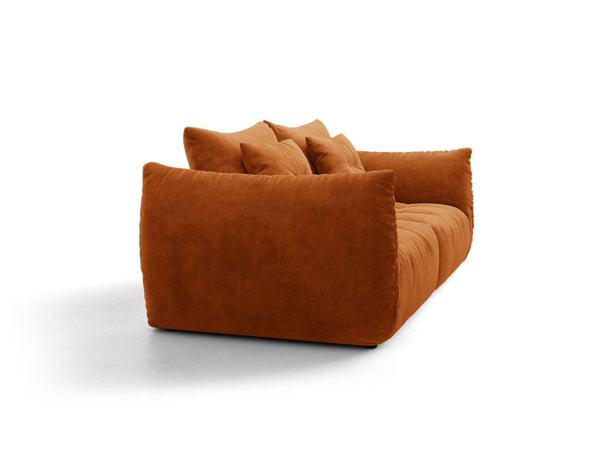 Beige gepolstertes 3er Sofa Bloom von Micadoni mit Veloursstoff Casino Pearl, schwarzen Kunststoffbeinen und grossen Rückenkissen.