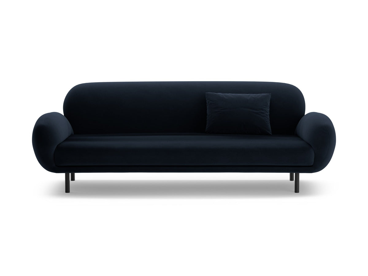 Weisses 3er Sofa Poppy von Micadoni mit strukturiertem Bouclé-Stoff, abgerundeter Silhouette und schlanken schwarzen Metallbeinen.