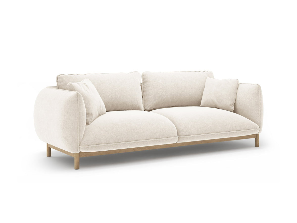 Dreisitzer-Sofa Ada von Micadoni mit geschwungener Form, Casino-Velours-Bezug in Mandel Beige und Buchenholzbeinen.
