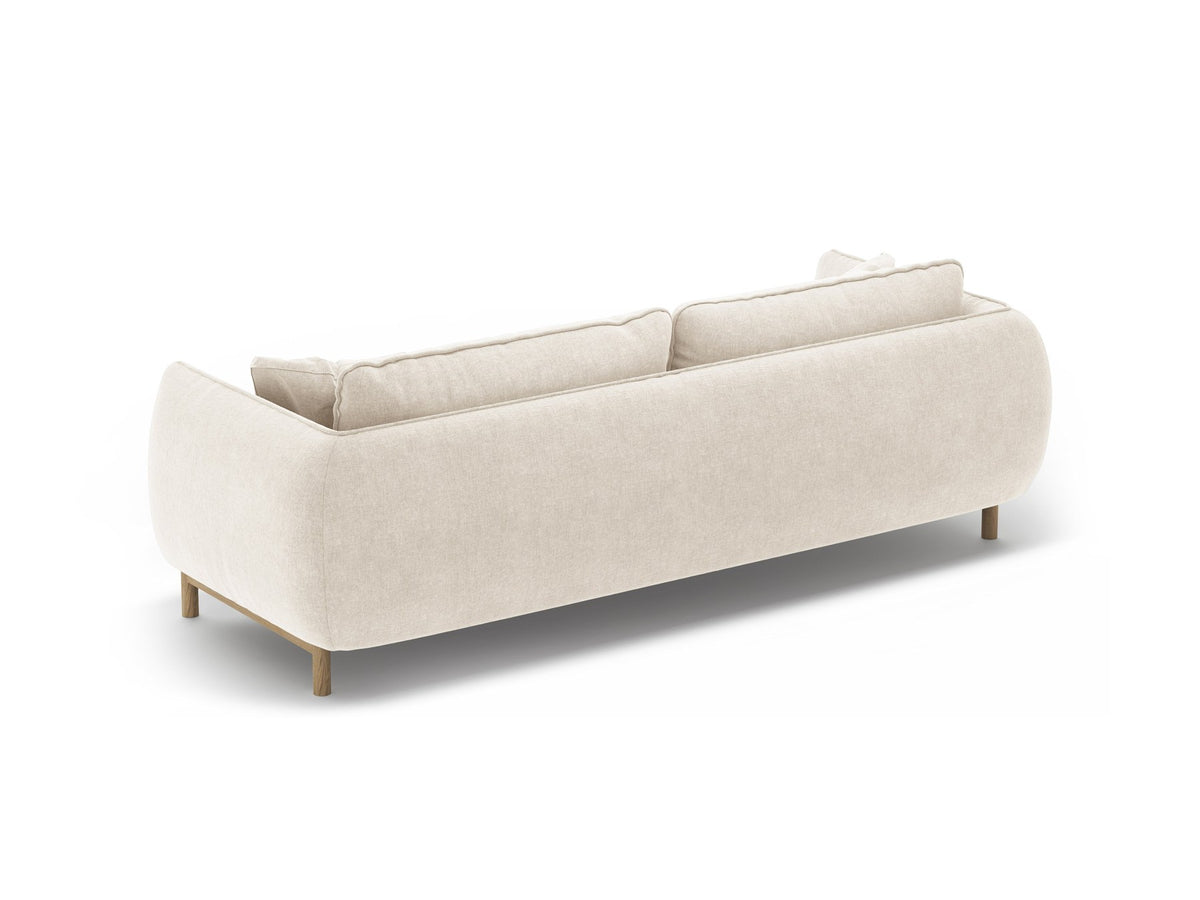 Dreisitzer-Sofa Ada von Micadoni mit geschwungener Form, Casino-Velours-Bezug in Mandel Beige und Buchenholzbeinen.