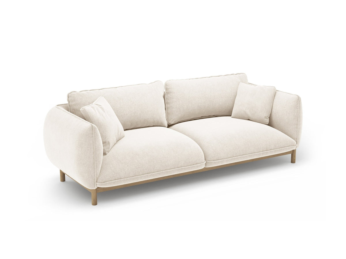 Dreisitzer-Sofa Ada von Micadoni mit geschwungener Form, Casino-Velours-Bezug in Mandel Beige und Buchenholzbeinen.