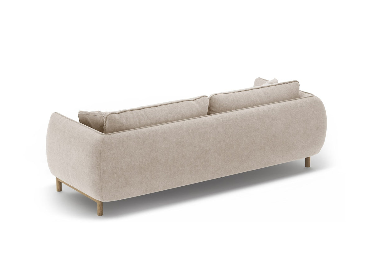 Dreisitzer-Sofa Ada von Micadoni mit geschwungener Form, Casino-Velours-Bezug in Mandel Beige und Buchenholzbeinen.
