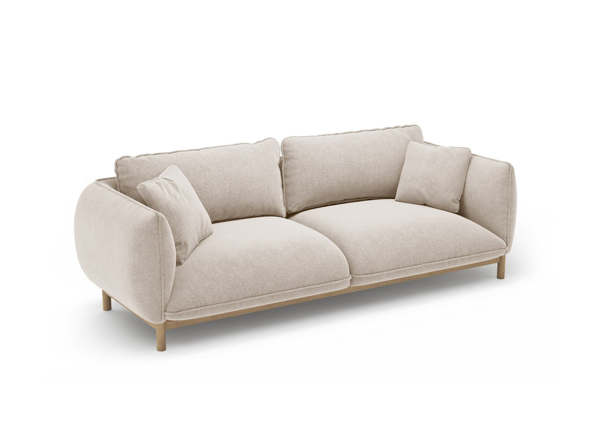 Dreisitzer-Sofa Ada von Micadoni mit geschwungener Form, Casino-Velours-Bezug in Mandel Beige und Buchenholzbeinen.