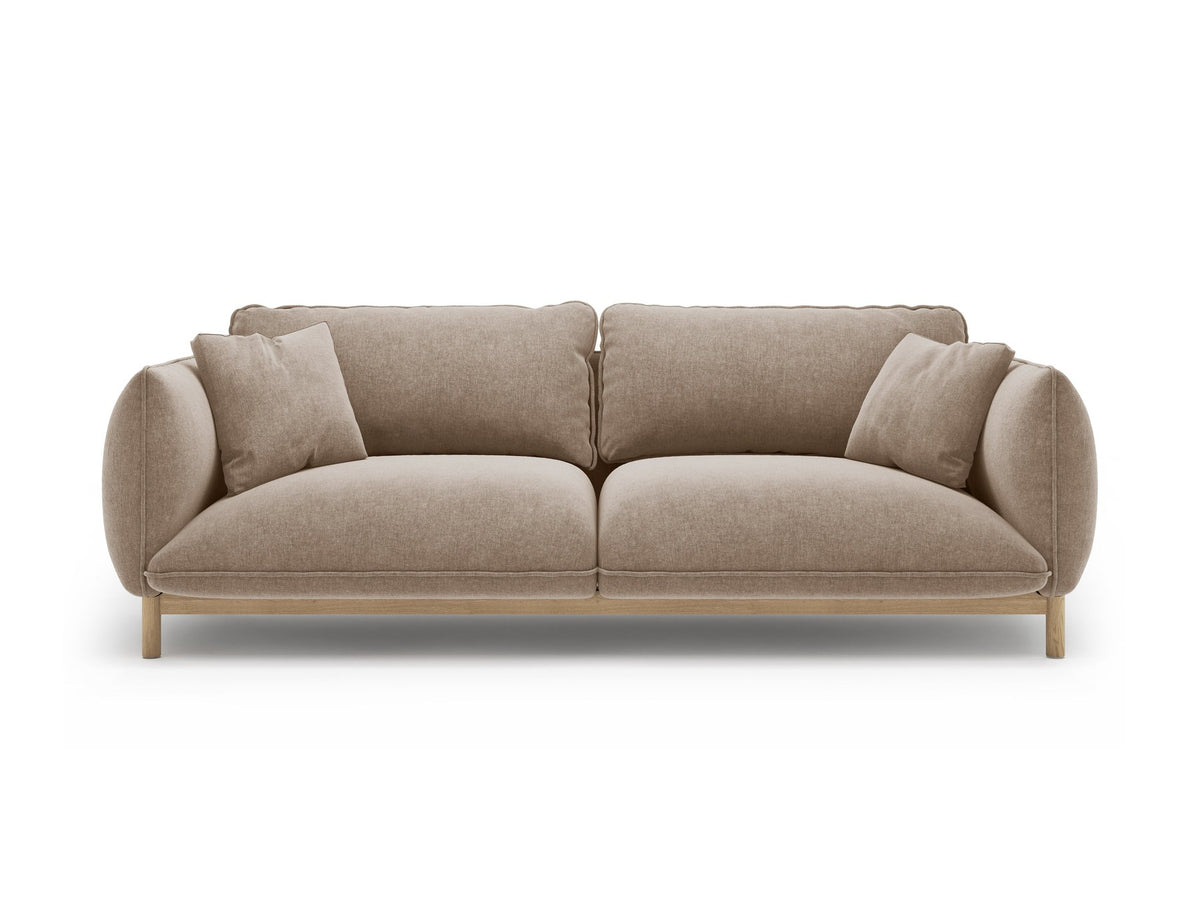Dreisitzer-Sofa Ada von Micadoni mit geschwungener Form, Casino-Velours-Bezug in Mandel Beige und Buchenholzbeinen.