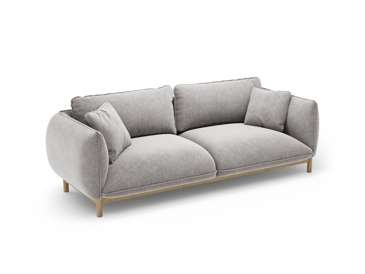 Dreisitzer-Sofa Ada von Micadoni mit geschwungener Form, Casino-Velours-Bezug in Mandel Beige und Buchenholzbeinen.