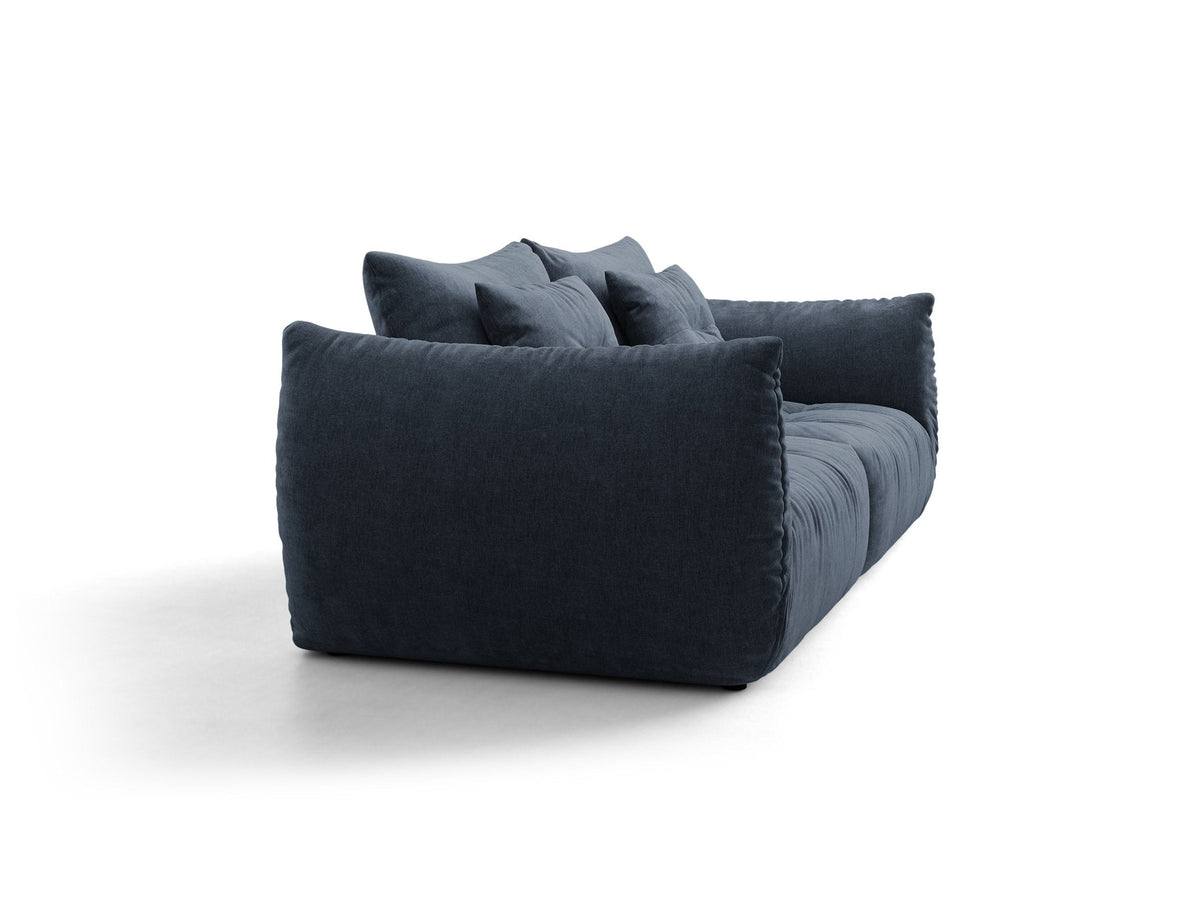 Beige gepolstertes 3er Sofa Bloom von Micadoni mit Veloursstoff Casino Pearl, schwarzen Kunststoffbeinen und grossen Rückenkissen.