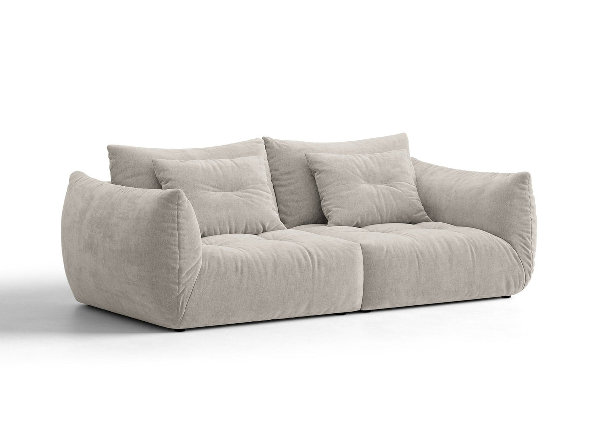 Beige gepolstertes 3er Sofa Bloom von Micadoni mit Veloursstoff Casino Pearl, schwarzen Kunststoffbeinen und grossen Rückenkissen.