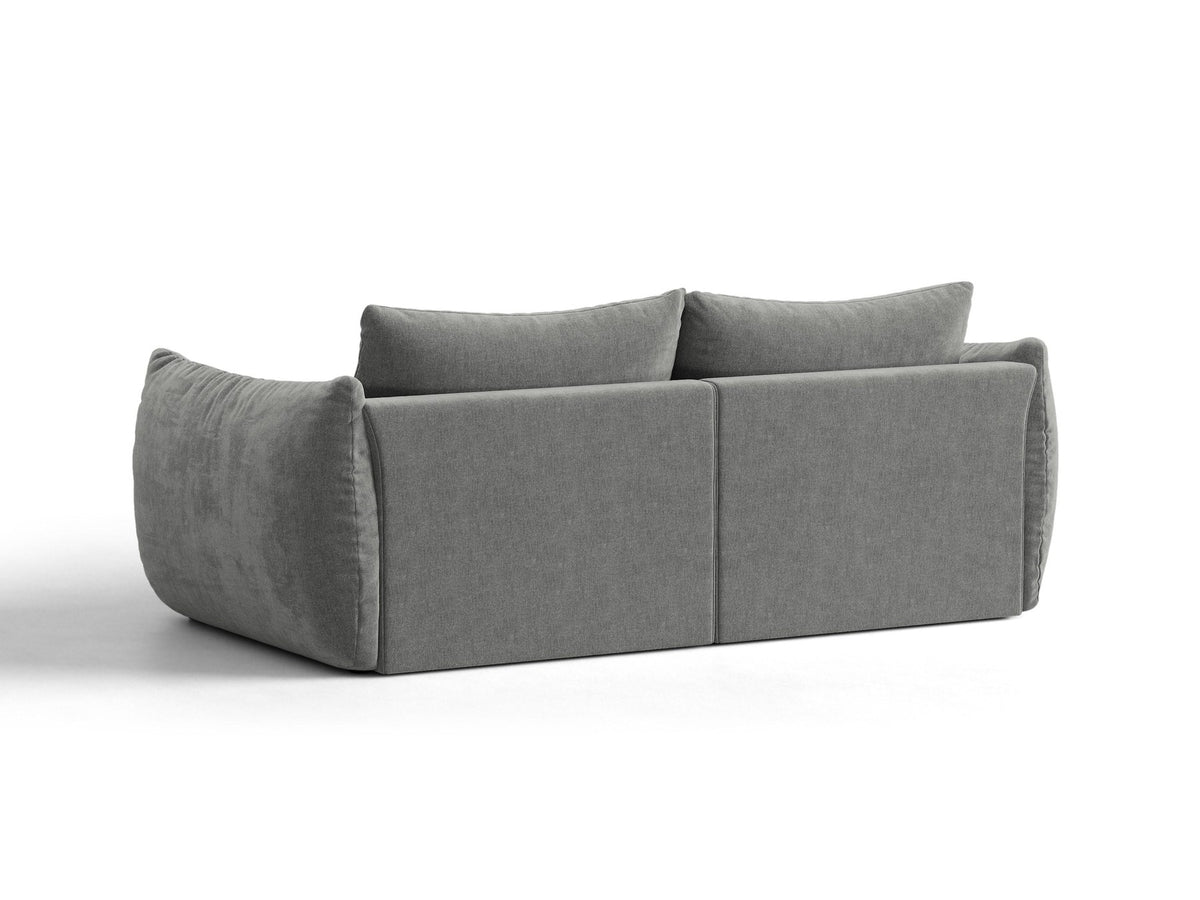 Beige gepolstertes 3er Sofa Bloom von Micadoni mit Veloursstoff Casino Pearl, schwarzen Kunststoffbeinen und grossen Rückenkissen.