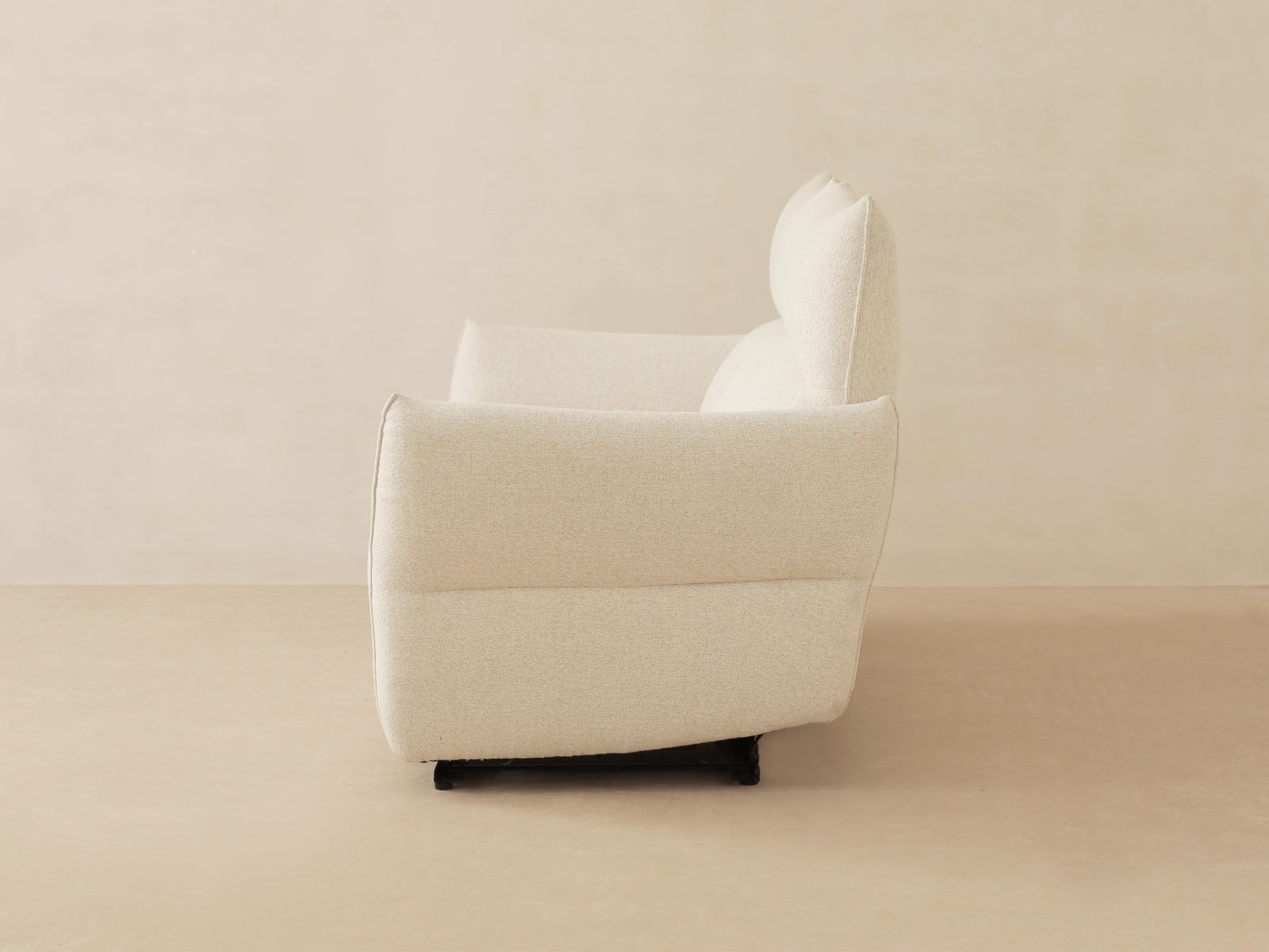 Modernes 3-Sitzer Sofa Montgri in der Farbe White-Moon, perfekt für gemütliche Abende und stilvolle Einrichtungsideen.