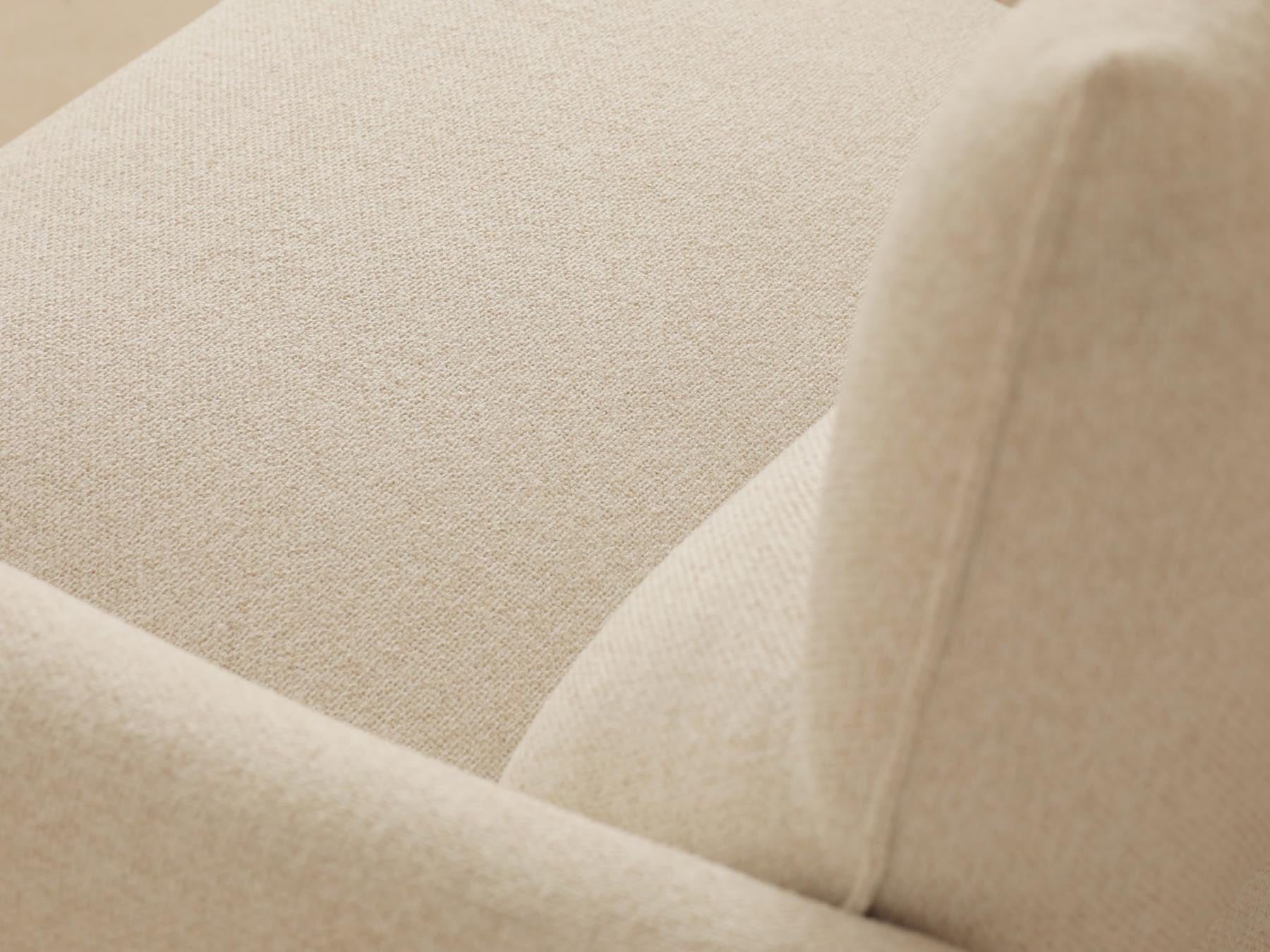 Modernes 3-Sitzer Sofa Montgri in stilvollem White-Moon, perfekt für gemütliche Abende und stilvolle Einrichtung.