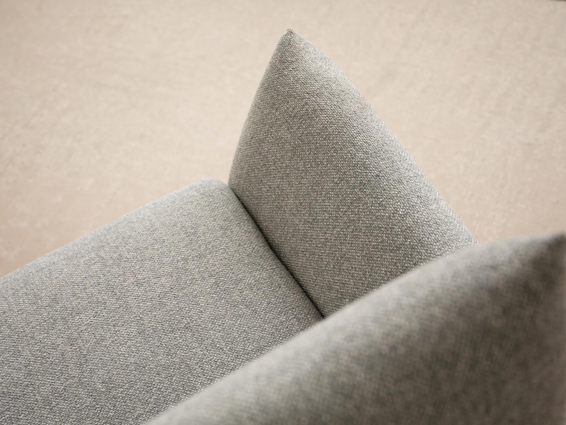 Elegantes 3-Sitzer Sofa Montgri in klassischem Grau, ideal für moderne Wohnräume, entworfen von Micadoni und erhältlich bei KAQTU.