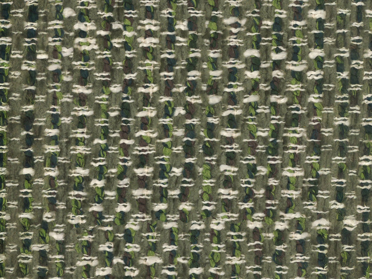Kobaltblaues 3er Sofa Georgia von Micadoni mit Samtvelours-Bezug, schwarzen Kunststoffbeinen und gepolsterten Armlehnen als Sitzfläche.