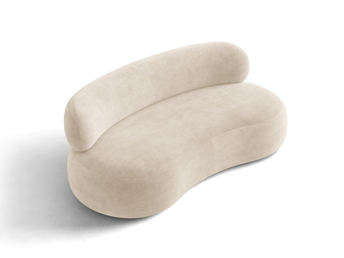 Foto des Aura 3er Sofas von Micadoni in Leichtes beige, Chenille-Stoff Golden, geschwungene Rückenlehne, schwarze Kunststoffbeine.