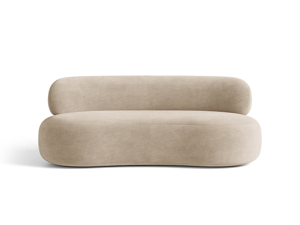 Foto des Aura 3er Sofas von Micadoni in Leichtes beige, Chenille-Stoff Golden, geschwungene Rückenlehne, schwarze Kunststoffbeine.