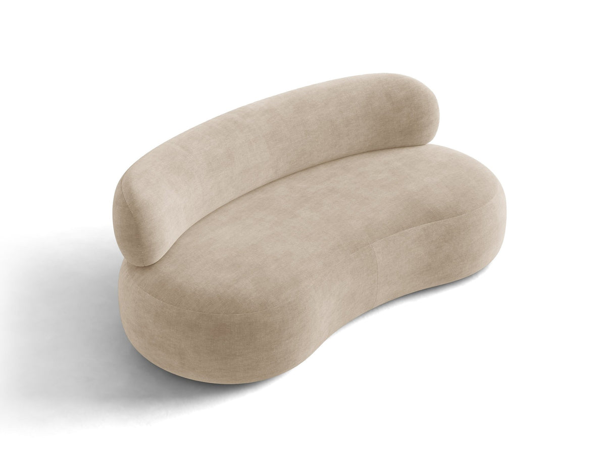 Foto des Aura 3er Sofas von Micadoni in Leichtes beige, Chenille-Stoff Golden, geschwungene Rückenlehne, schwarze Kunststoffbeine.