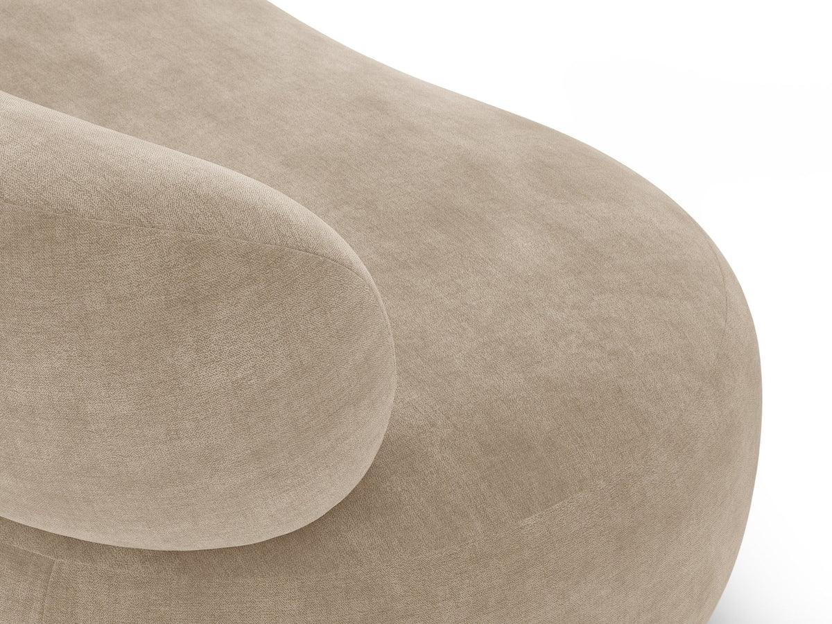 Foto des Aura 3er Sofas von Micadoni in Leichtes beige, Chenille-Stoff Golden, geschwungene Rückenlehne, schwarze Kunststoffbeine.