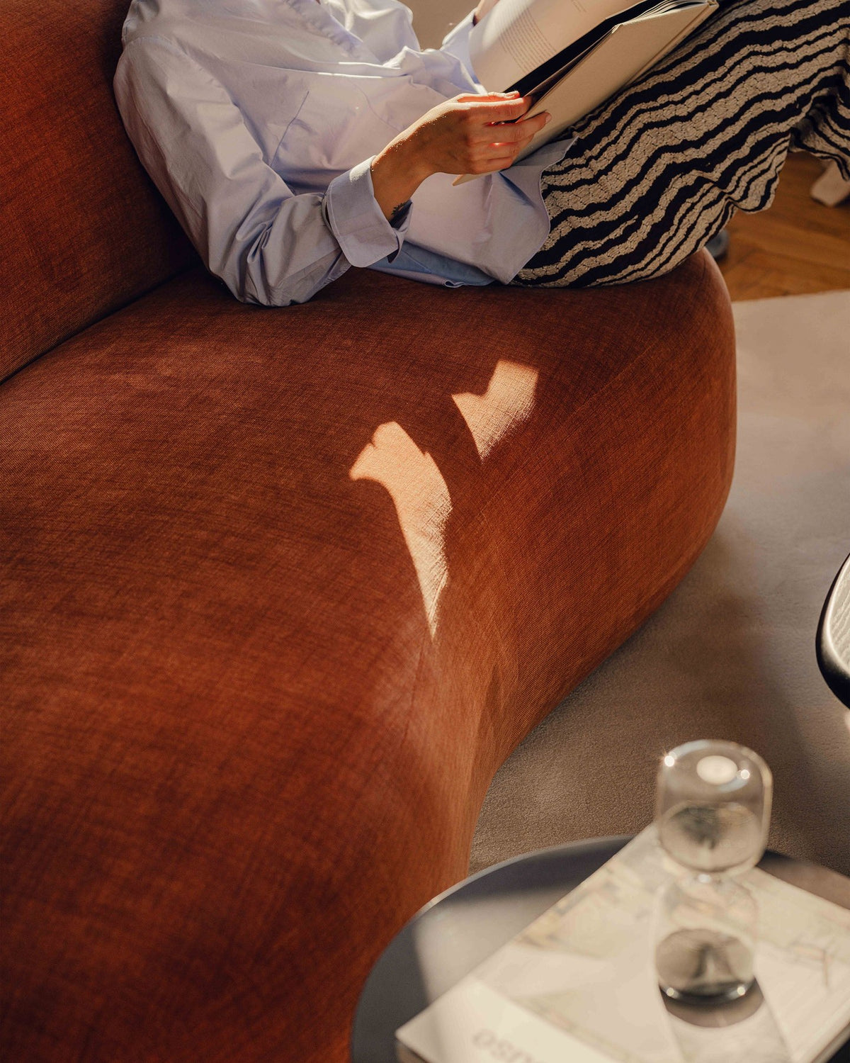 Foto des Aura 3er Sofas von Micadoni in Leichtes beige, Chenille-Stoff Golden, geschwungene Rückenlehne, schwarze Kunststoffbeine.