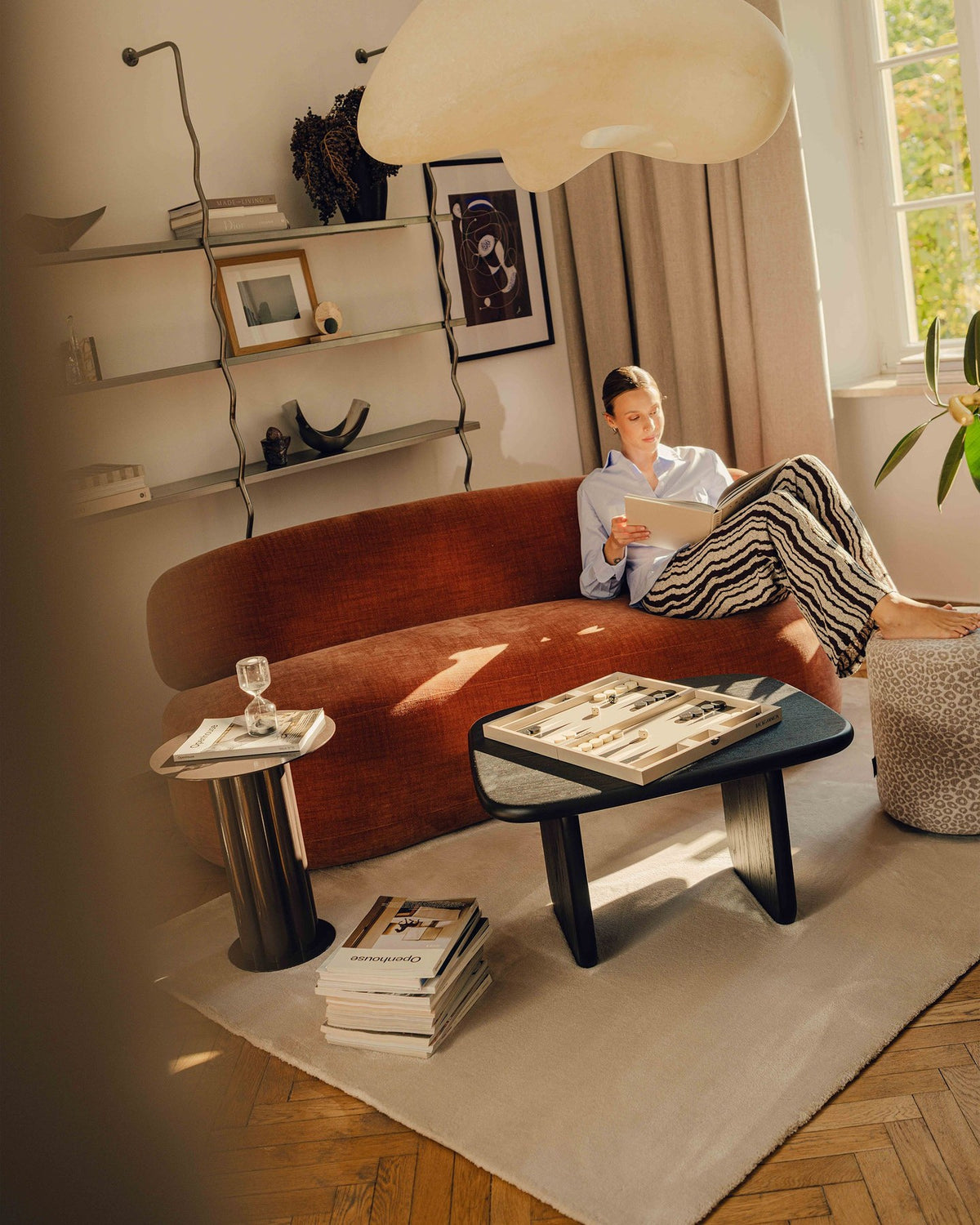 Foto des Aura 3er Sofas von Micadoni in Leichtes beige, Chenille-Stoff Golden, geschwungene Rückenlehne, schwarze Kunststoffbeine.