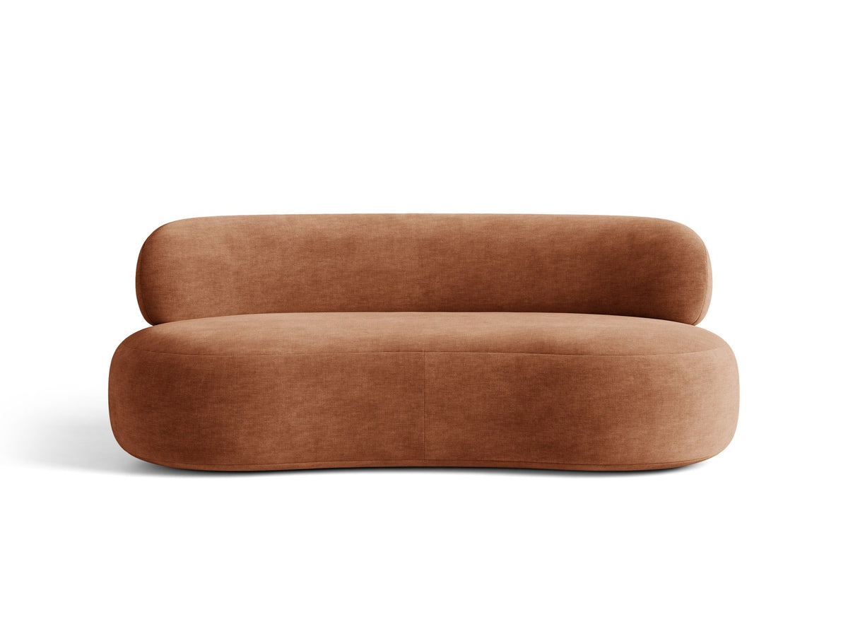 Foto des Aura 3er Sofas von Micadoni in Leichtes beige, Chenille-Stoff Golden, geschwungene Rückenlehne, schwarze Kunststoffbeine.