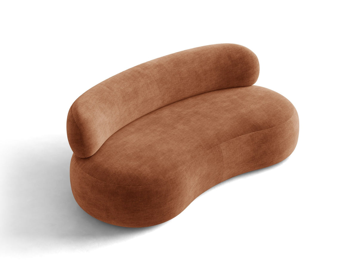 Foto des Aura 3er Sofas von Micadoni in Leichtes beige, Chenille-Stoff Golden, geschwungene Rückenlehne, schwarze Kunststoffbeine.