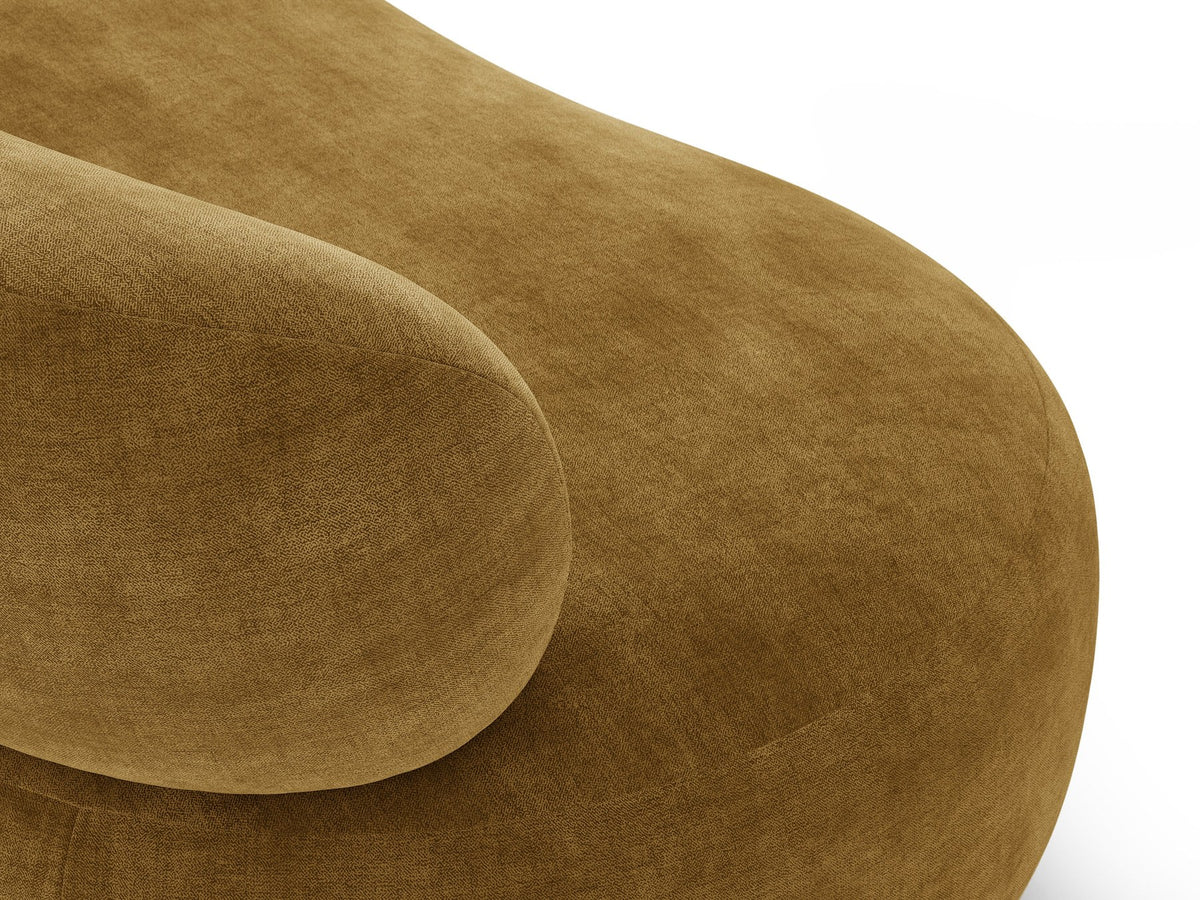 Foto des Aura 3er Sofas von Micadoni in Leichtes beige, Chenille-Stoff Golden, geschwungene Rückenlehne, schwarze Kunststoffbeine.
