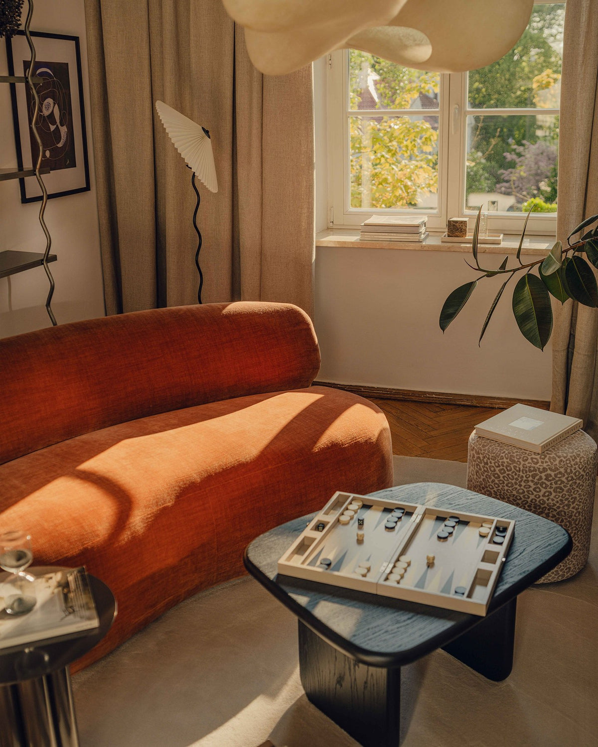 Foto des Aura 3er Sofas von Micadoni in Leichtes beige, Chenille-Stoff Golden, geschwungene Rückenlehne, schwarze Kunststoffbeine.